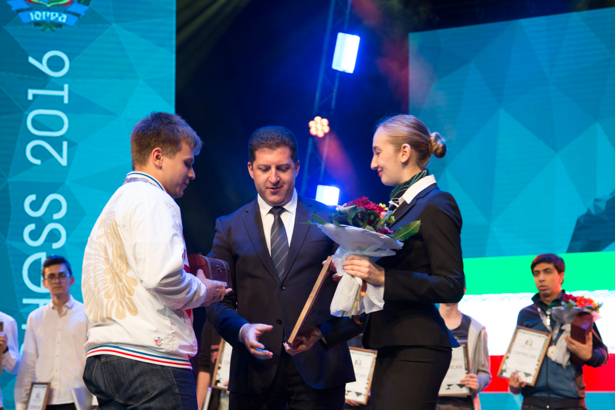Maksim Vavulin (left) at the awards ceremony.    Photo: wy2016.fide.com