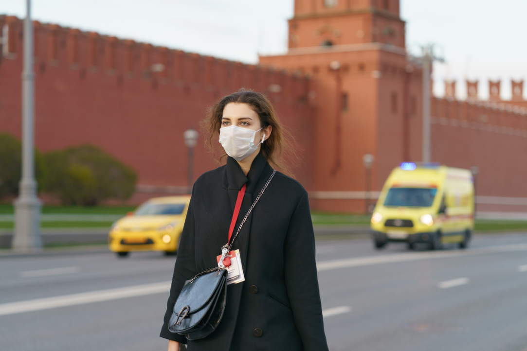 Иллюстрация к новости: «Черный лебедь в белой маске»: НИУ ВШЭ выпустила аналитический доклад к годовщине пандемии COVID-19