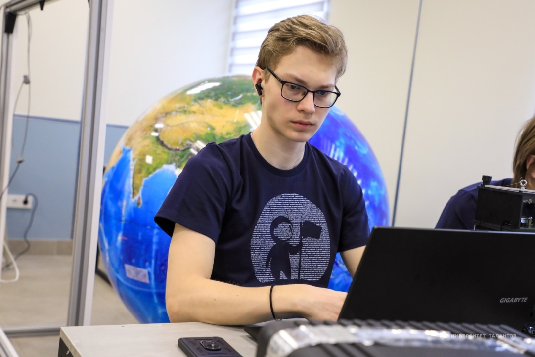 Иллюстрация к новости: Эксперты ВШЭ приняли участие в финале Всероссийской космической смены программы «Дежурный по планете»