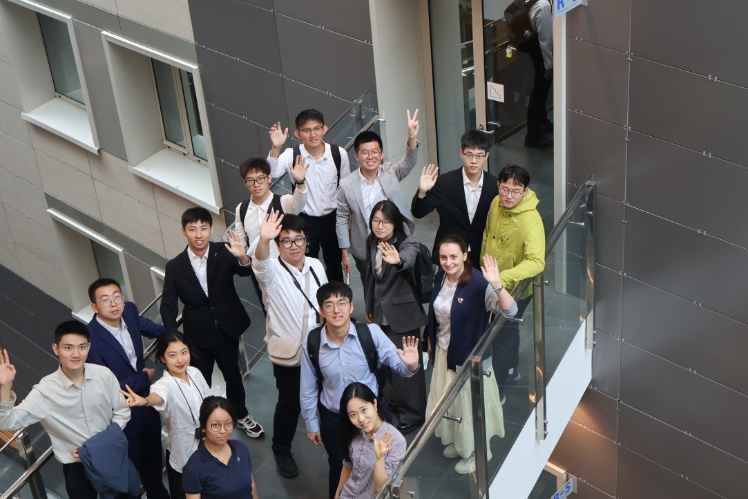 Illustration for news: AI and Chinese Culture Day: HSE University Welcomes Students and Postgraduates from Tsinghua University