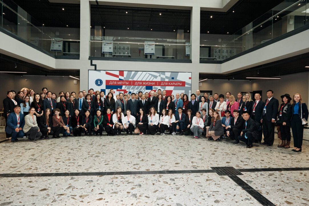 На российско-китайском форуме в питерской Вышке обсудили лучшие практики использования ИИ Иллюстрация к новости: На российско-китайском форуме в питерской Вышке обсудили лучшие практики использования ИИ